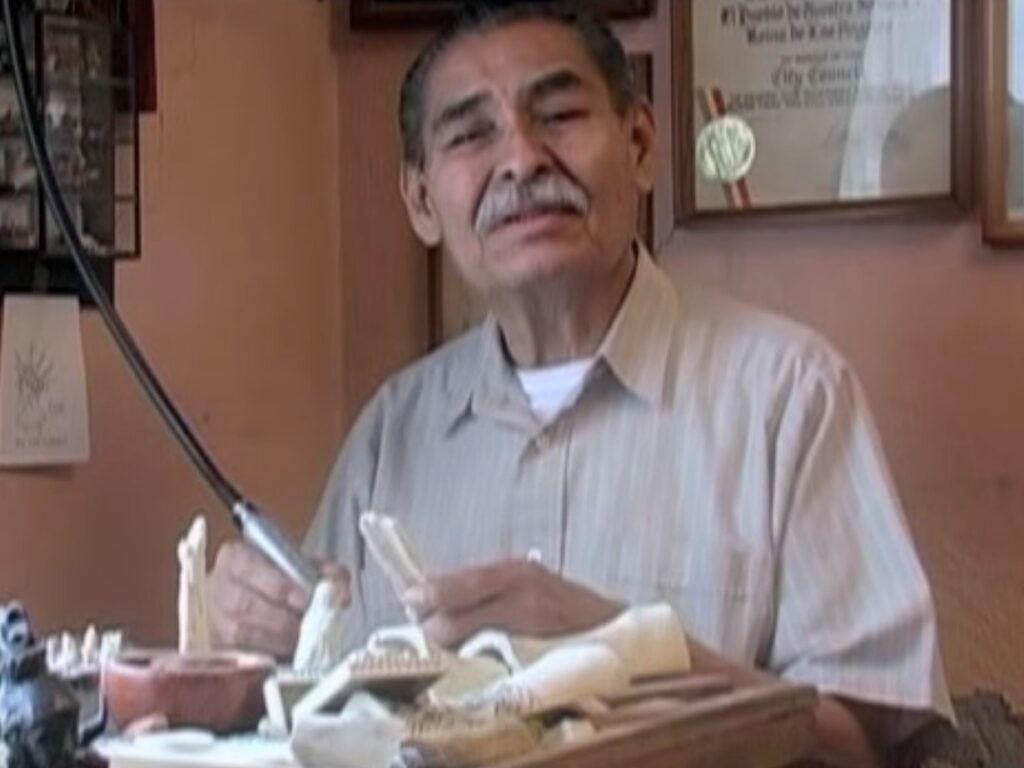 Roberto Ruíz, el gran maestro de tallado en hueso